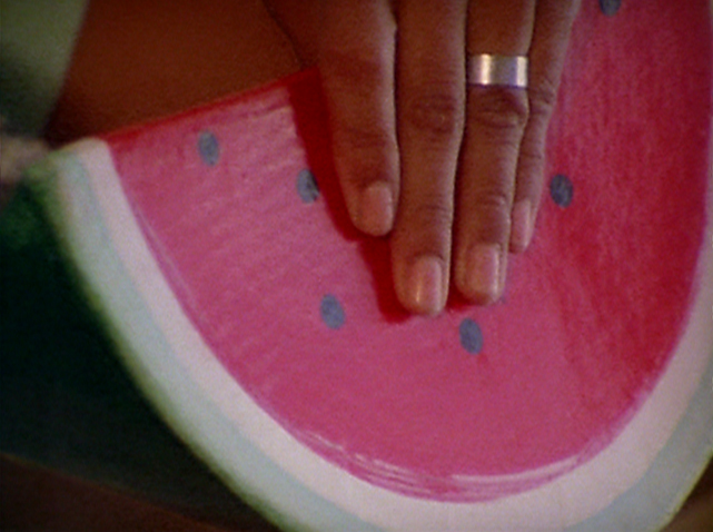 http://www.dvdbeaver.com/film2/DVDReviews44/Treasures%20IV%20American%20Avant-Garde/800%2010_FakeFruit.jpg