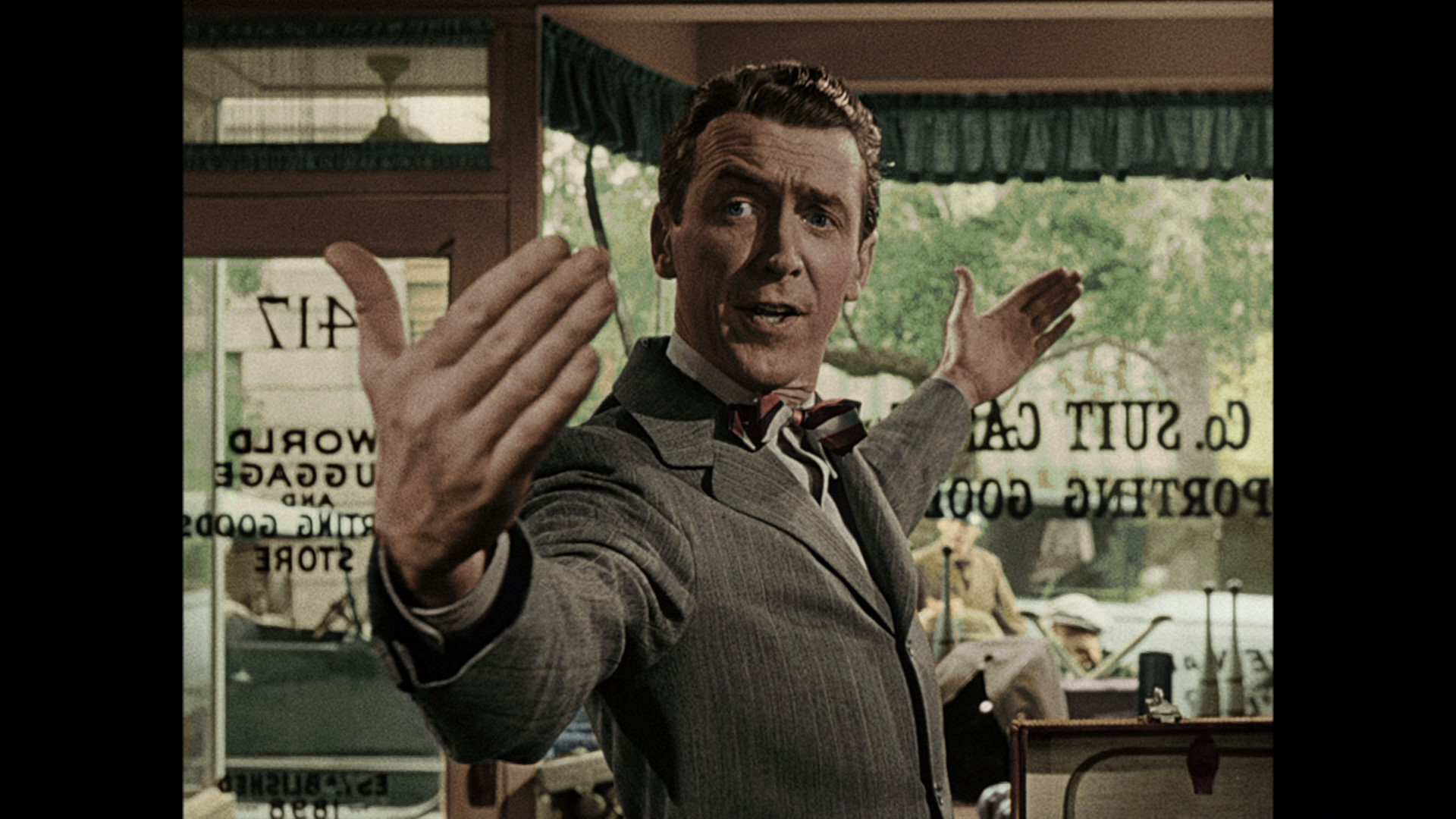 www.dvdbeaver.com/film2/DVDReviews47/its_a_wonderful_life_blu-ray/large_color/large_its_a_wonderful_life_c_blu-ray2c.jpg