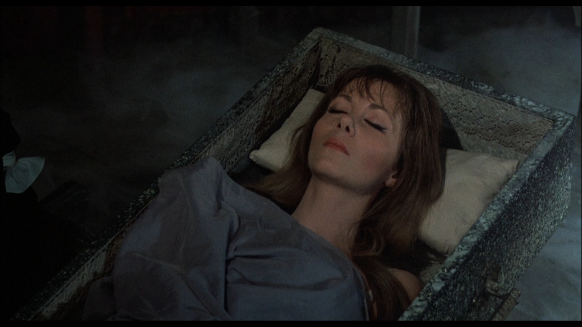 The Vampire Lovers Blu Ray Peter Cushing