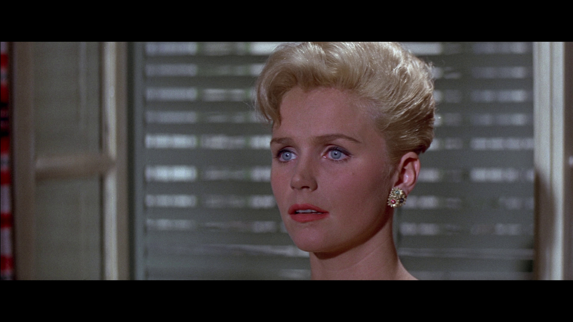 DVDBeaver Patron - Carol Reed's The Running Man Captures